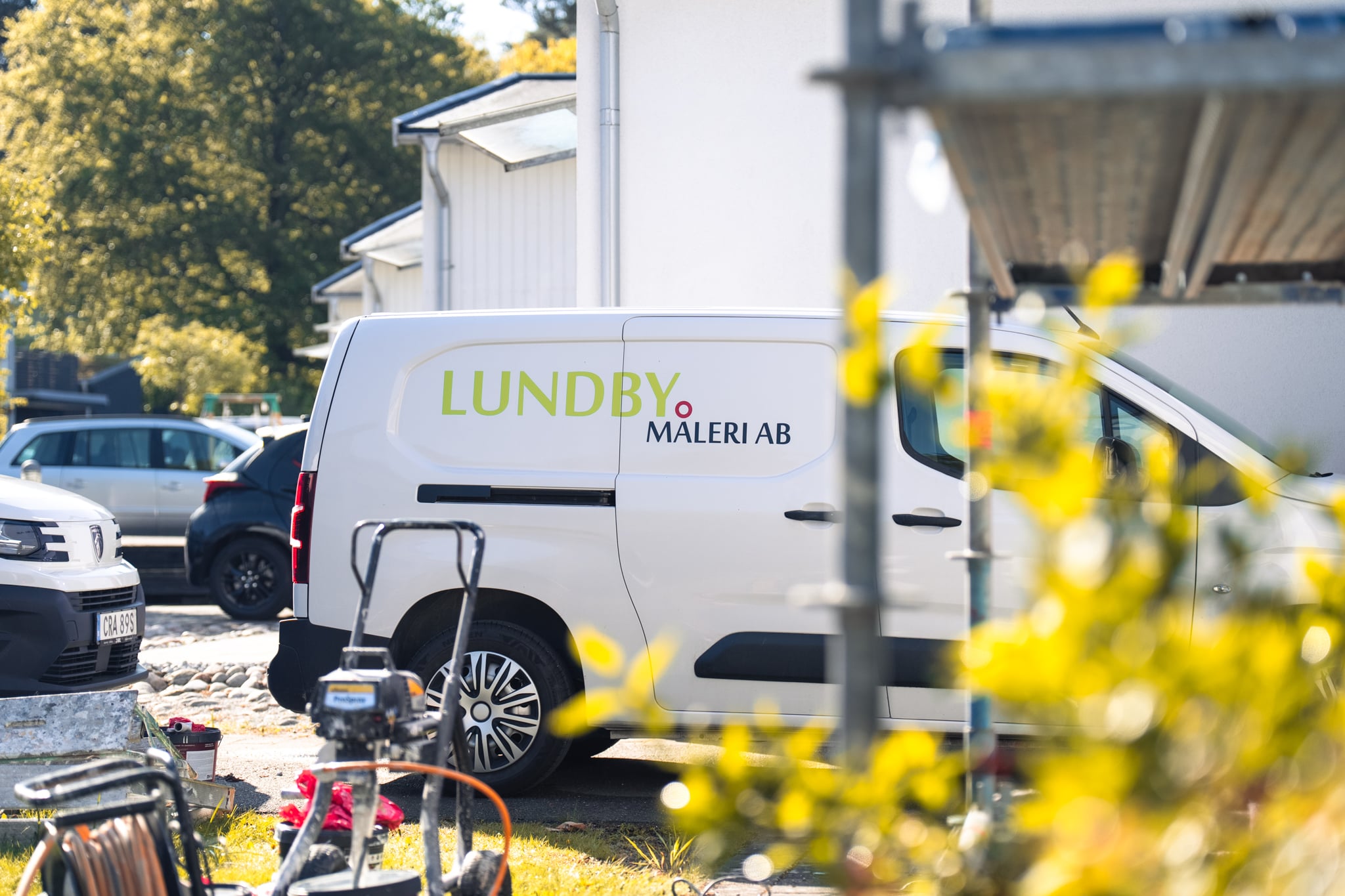 Lundby Måleri AB:s servicebil på ett måleriuppdrag i Göteborg
