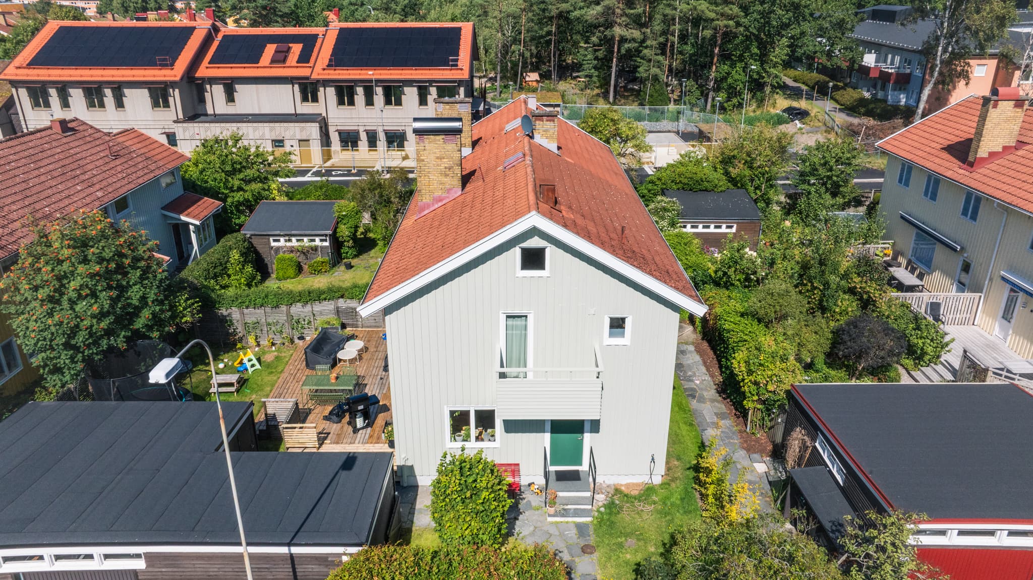 Nymålad trävilla med vit fasad – Lundby Måleri