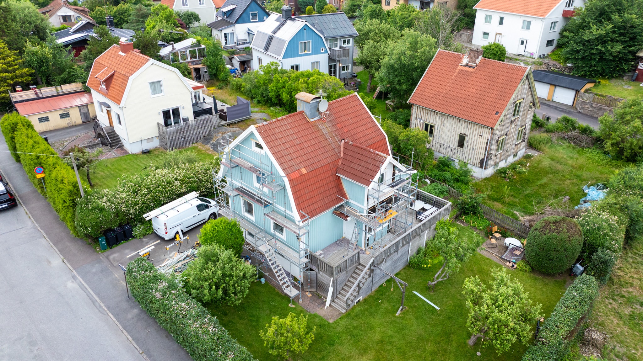Drönarbild över villa med ställning under fasadmålning i Göteborg