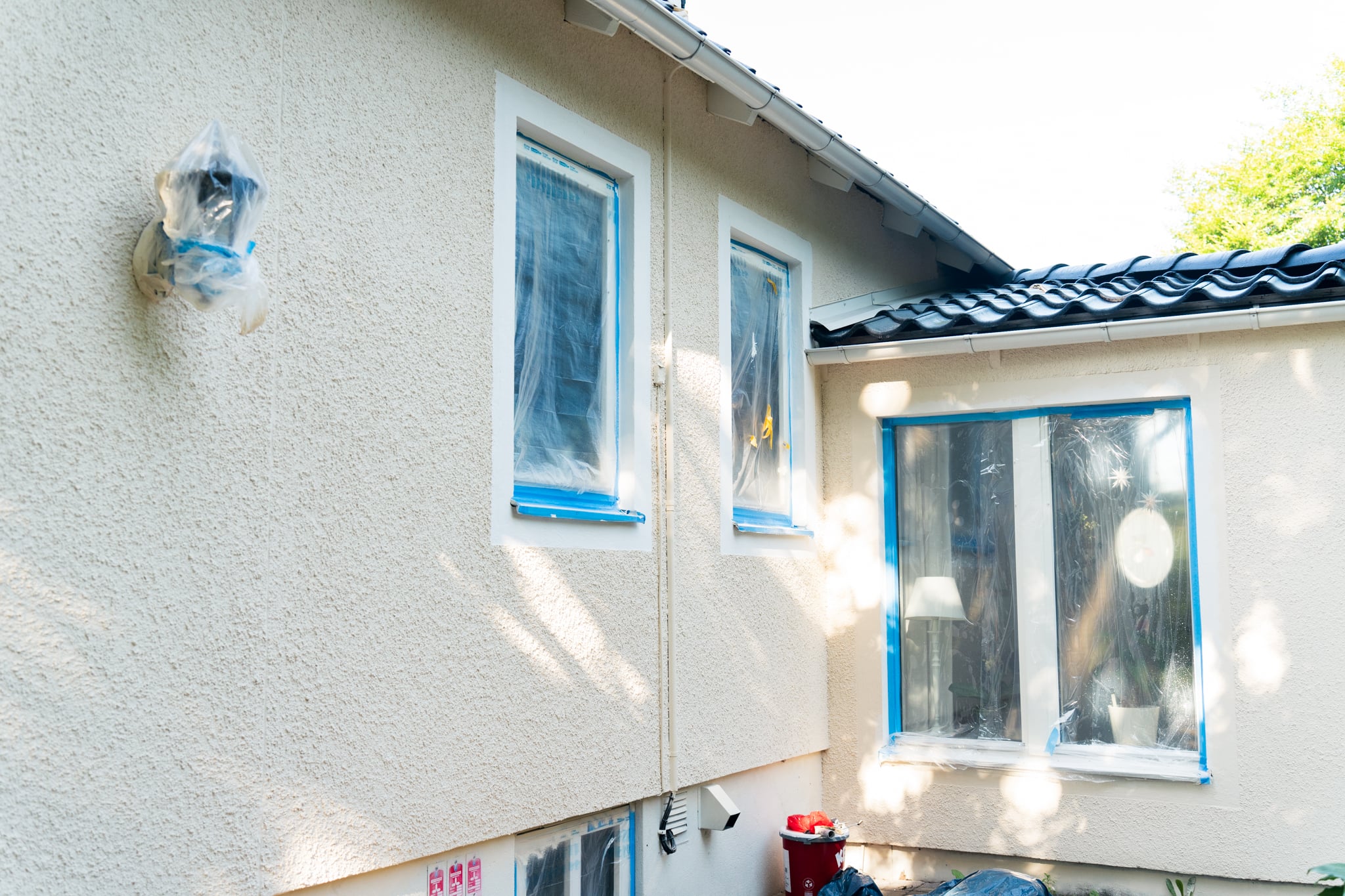 Nymålad villa med spritputsfasad och svart entrédörr i Göteborg – förebild 3