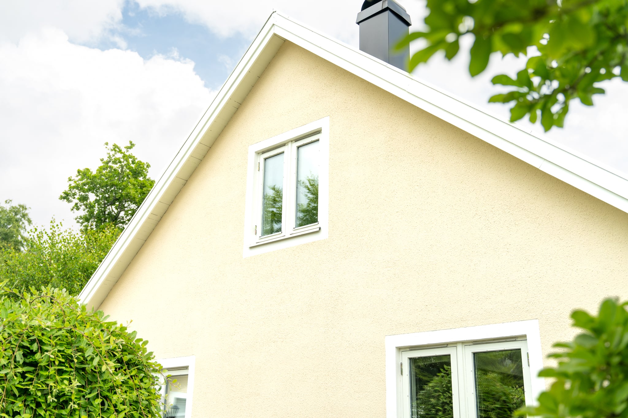 Nymålad villa med spritputsfasad och svart entrédörr i Göteborg – efterbild 5