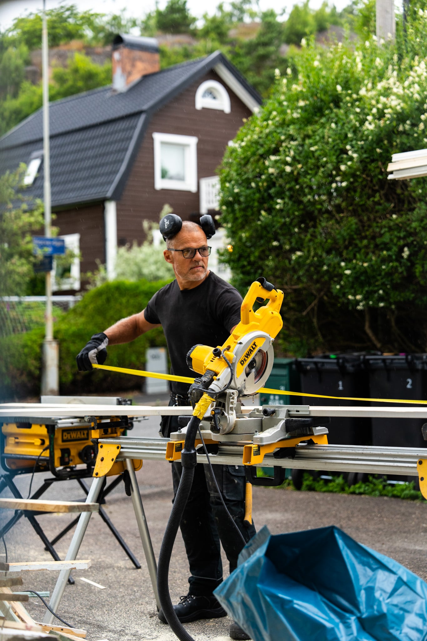 Hantverkare från Lundby Måleri måttar upp virke på arbetsplatsen